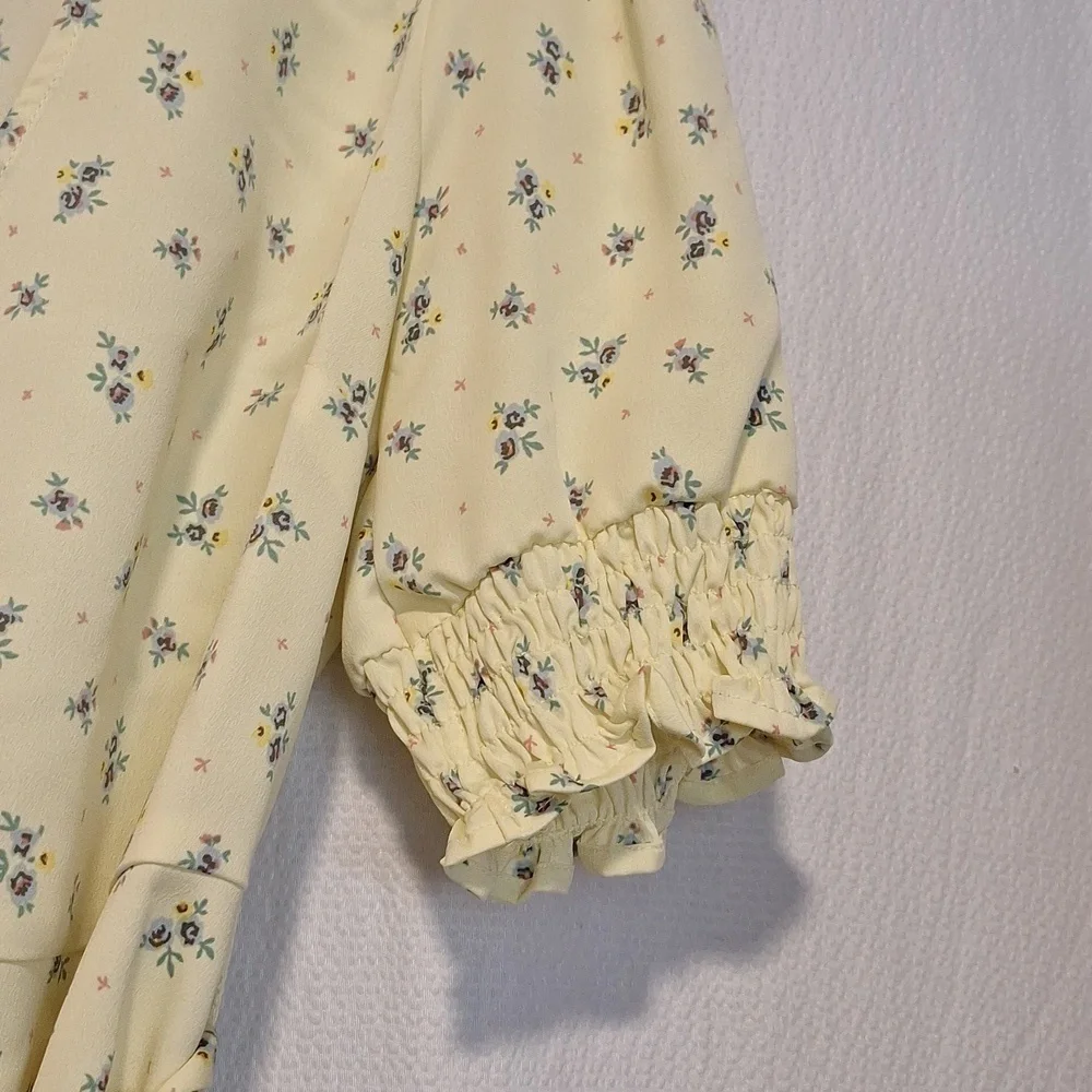 BCBGeneration Ditsy Floral , Wrap Top size Medium.. NWT - Picture 9 of 12